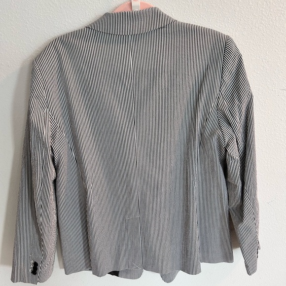 Loft Women’s Black and White Striped Blazer NWT Size 14
Size 14 - Picture 6 of 6